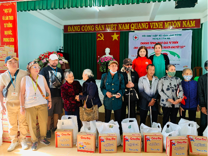 Trao quà cho hội viên Hội Khuyết tật và Hội Người mù tại huyện Lâm Hà