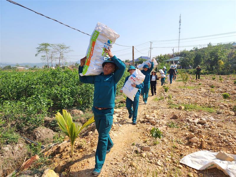 Ra quân công tác dân vận tập trung tại thị trấn Đinh Văn