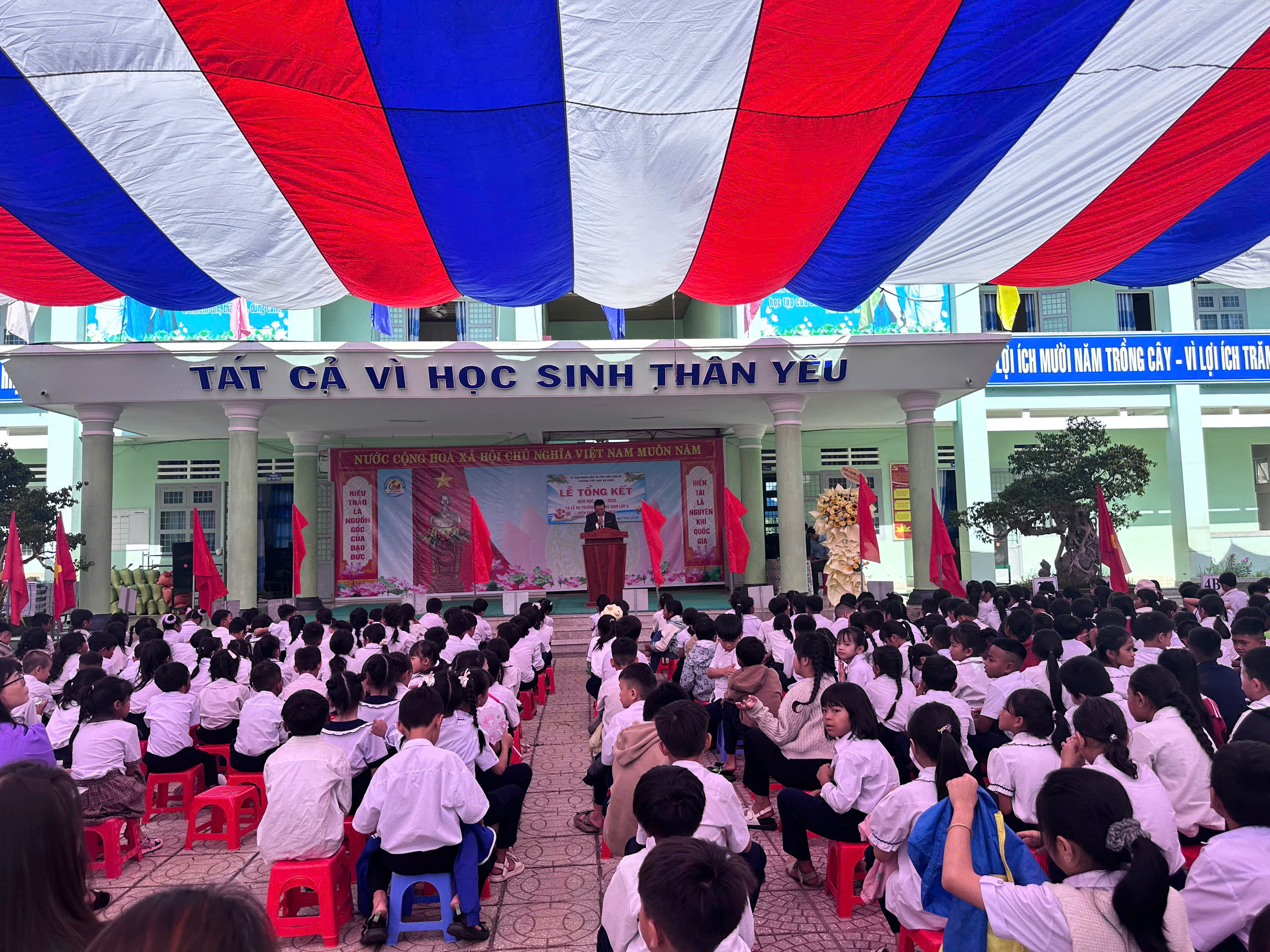 LỄ TỔNG KẾT VÀ LỄ RA TRƯỜNG CHO HỌC SINH LỚP 5 NĂM HỌC 2025-2026
