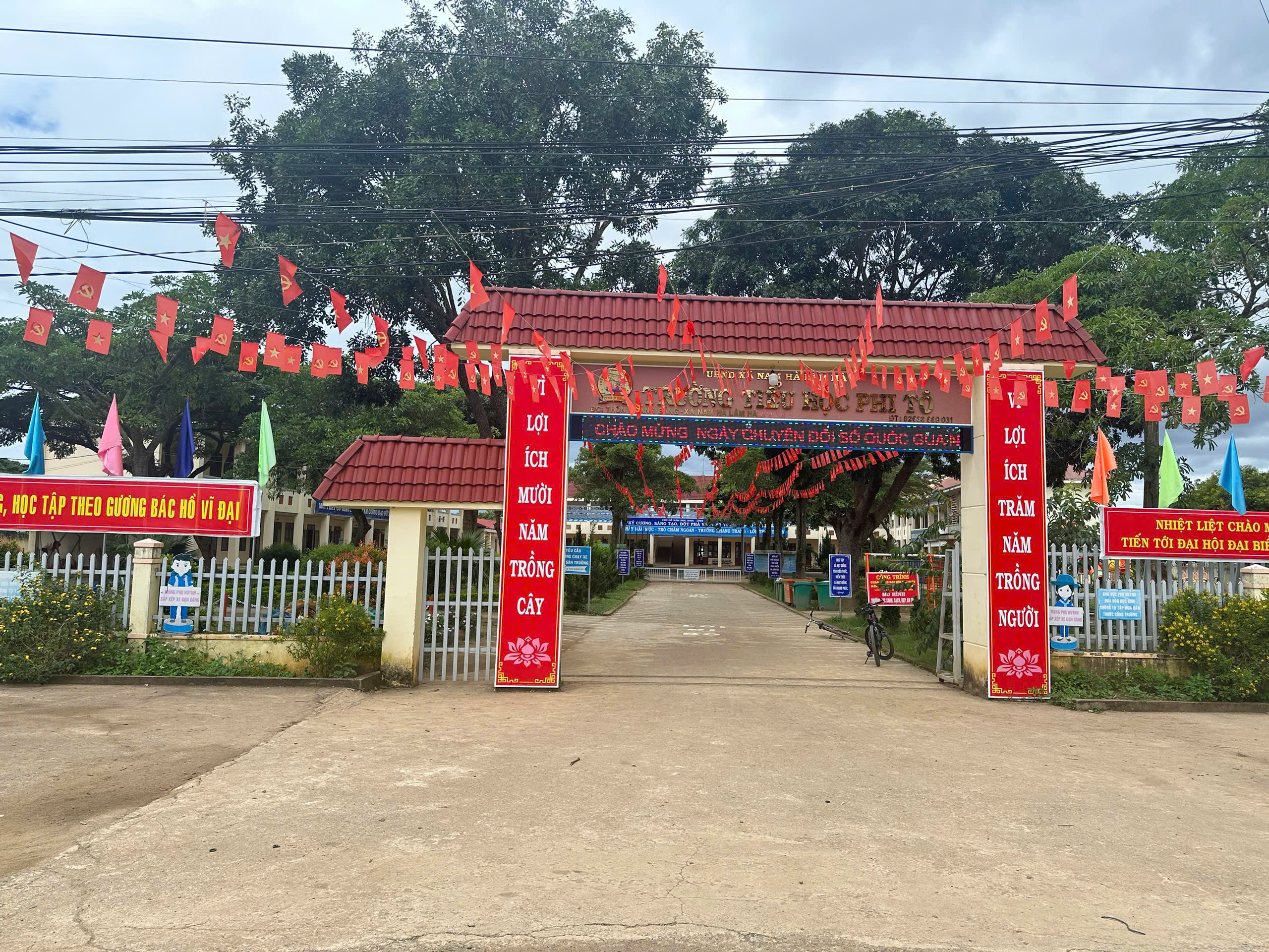 Tạo cảnh quan môi trường “Xanh – Sạch – Đẹp – An toàn”