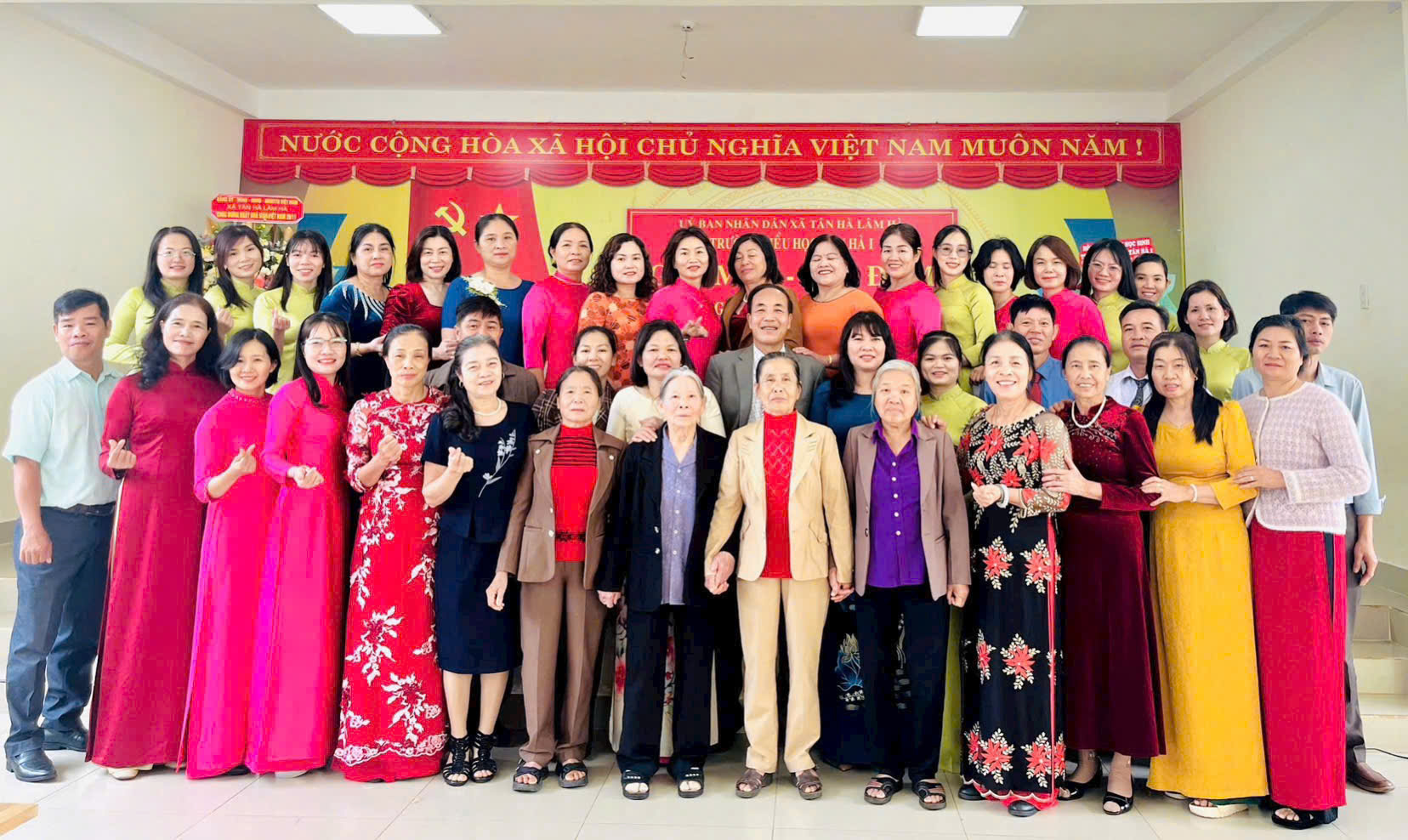 Các thế hệ nhà giáo và học sinh Tân Hà I gặp mặt ôn lại truyền thống Ngày Nhà giáo Việt Nam 20/11