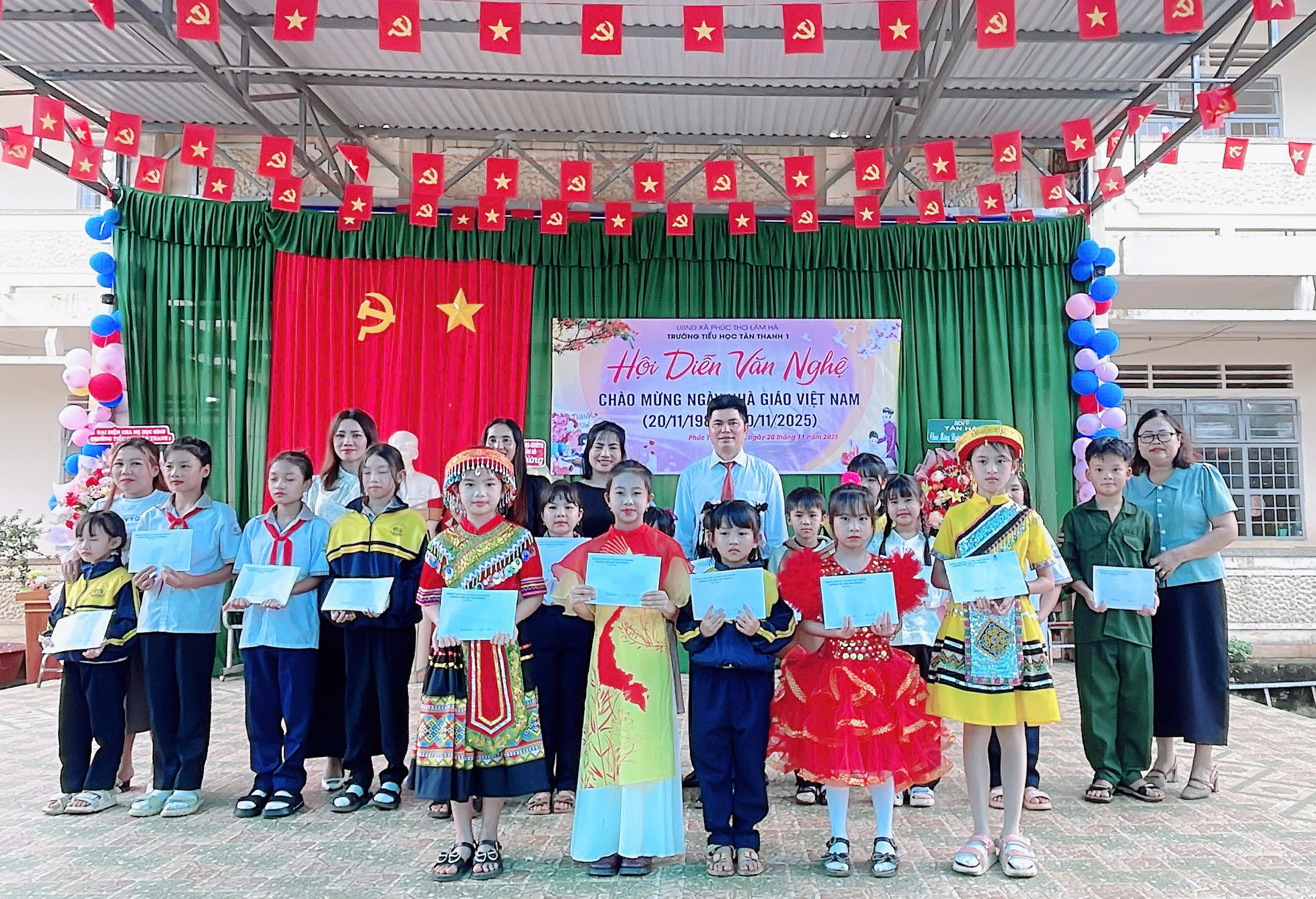 Trường Tiểu học Tân Thanh 1 kỷ niệm 43 năm Ngày Nhà giáo Việt Nam 20/11