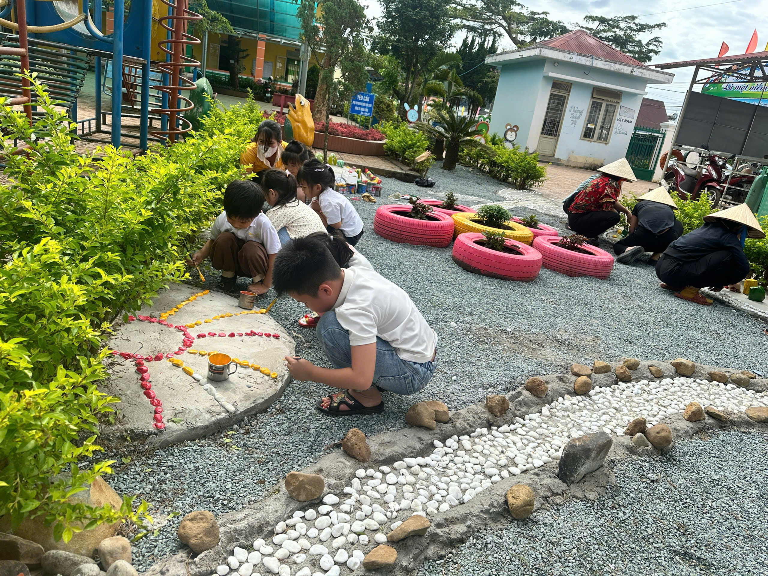 Hình ảnh trải nghiệm cùng cô và bạn của các bé MG Đông Thanh